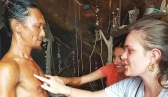 世界最性福的流浪漢 泰國一流浪漢有美女相伴