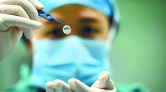 第一例成功的角膜移植手術 薩米埃爾比格為瞪羚移植角膜