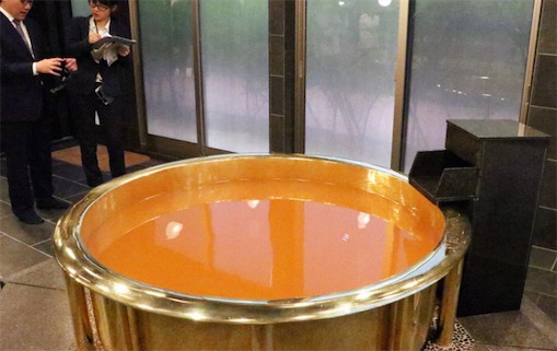 世界最大黃金浴缸 150千克的黃金浴缸驚現(xiàn)東京