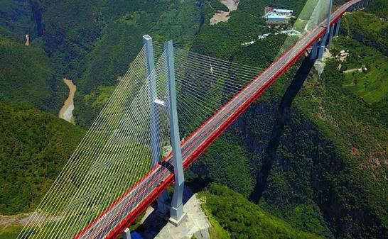 中國(guó)建造世界上最高“天空之橋” 都格北盤(pán)江大橋 高565米獲國(guó)際金獎(jiǎng)
