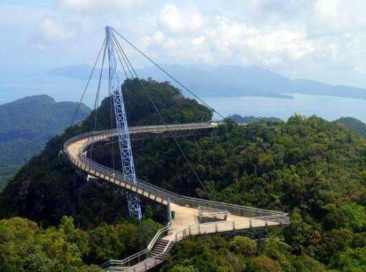 世界最高的觀光橋馬來(lái)西亞天空之橋 整個(gè)橋被“吊”在海拔687米高空