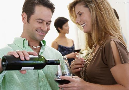 酒桌禮儀常識(shí):斟酒敬酒禮儀應(yīng)該注意哪些