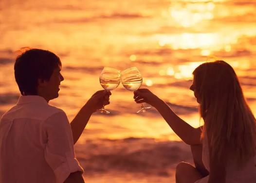 跟男朋友在一起該不該花他的錢?男人對女人摳說明什么