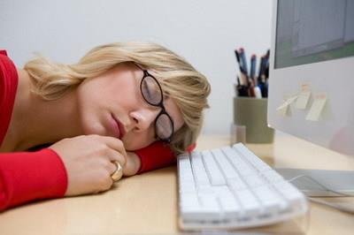 午休怎樣睡才健康?午休趴桌睡易得7種病