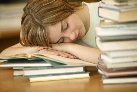 經(jīng)常趴著睡覺易患腰椎間盤突出嗎?趴著睡覺的危害