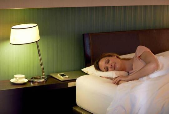 凌晨45點就醒了很難入睡是什么原因?很晚睡卻很早就自然醒正常嗎?