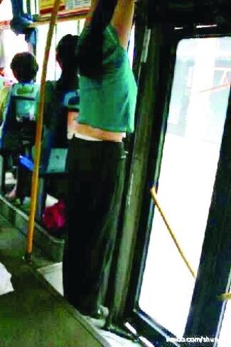 霸氣大媽公交上玩吊臂-網(wǎng)友稱比起上次相見(jiàn)變瘦了