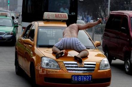 武漢紅鋼城暴露女近全裸購物pk合肥男子裸奔攔車哥