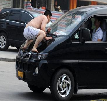 武漢紅鋼城暴露女近全裸購物pk合肥男子裸奔攔車哥