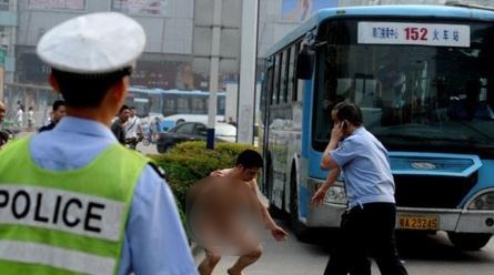 武漢紅鋼城暴露女近全裸購物pk合肥男子裸奔攔車哥