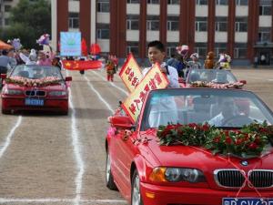 吉林小學生開運動會 3輛寶馬車為檢閱隊伍開路