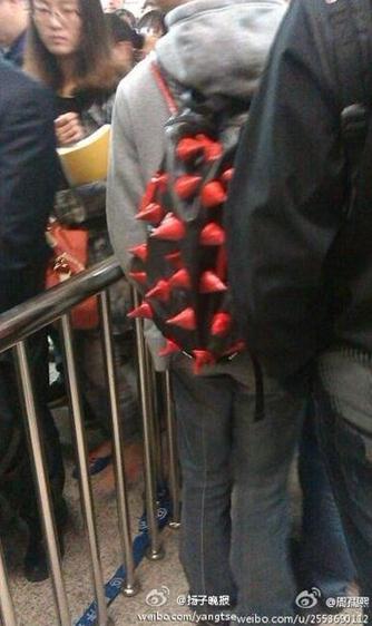 男子背“刺猬包”乘地鐵,表面鑲尖銳鉚釘成“兇器”有安全隱患