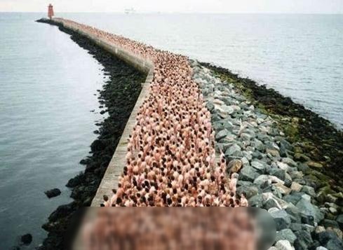 十八萬人集體群裸場面壯觀,將藝術(shù)進(jìn)行到底與色情決無關(guān)系