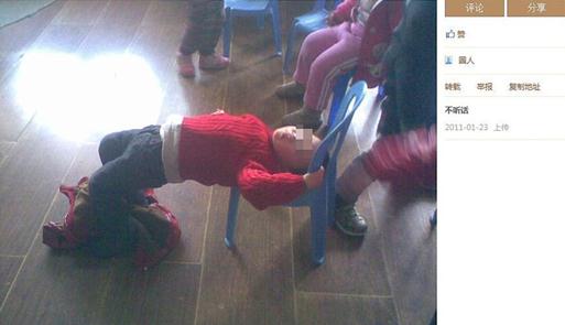 變態90后女教師揪幼童雙耳離地20厘米,網友人肉搜索出女教師多張虐童照