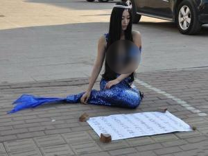 街頭藍色美人魚稱來自釣魚島 疑SG珍珠商業炒作