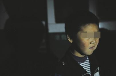 虐童體罰:四川一校園保安懲罰遲到小學生互彈生殖器