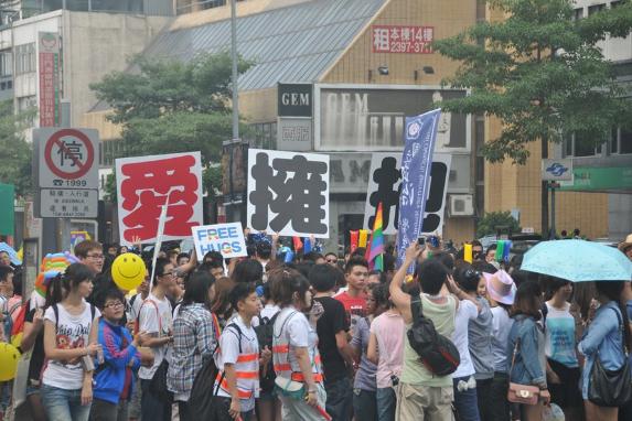 臺灣5萬名同性戀大游行,呼吁同志要婚姻平權,也要伴侶多元