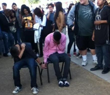 美國兩名學生因打架被罰手拉手在操場坐一小時