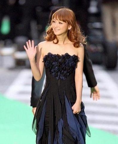 �ձ�Ů������ľϣ�ٱ��غ����G�գ������ع������ˈ�ͣ����������ǰ99����Ů