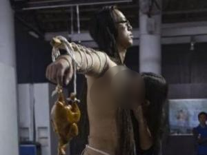 女子為全裸男印吻痕 1000個(gè)吻痕被批擾亂視線(xiàn)