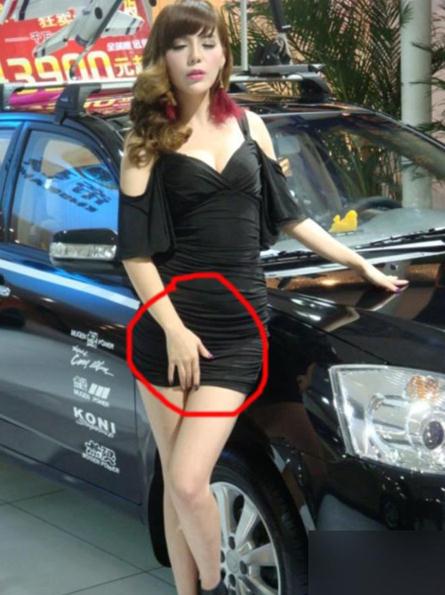長沙國際車展自慰姐為搶鏡出奇招:表情銷魂手撫下體,秒殺全場胸器一摸成名