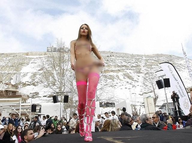 �������ˣ��Ȼ�����Ů�����Ȼ���ȥ��ѩ�����º��䲻���߹⣬��ѩ�r�b��