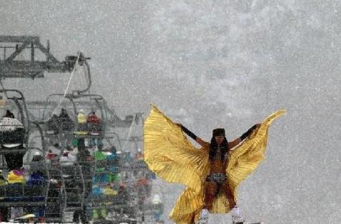 �������ˣ��Ȼ�����Ů�����Ȼ���ȥ��ѩ�����º��䲻���߹⣬�n���Ȼ��Ửѩ��ِ