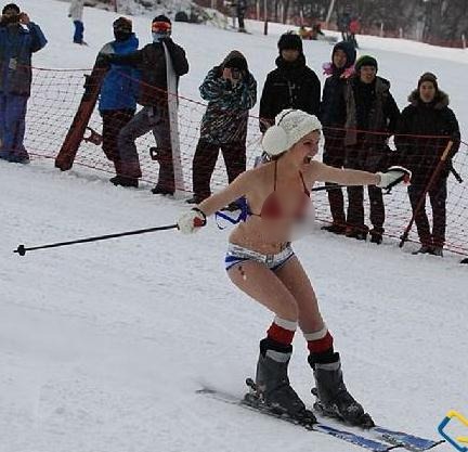 �������ˣ��Ȼ�����Ů�����Ȼ���ȥ��ѩ�����º��䲻���߹⣬�n���Ȼ��Ửѩ��ِ