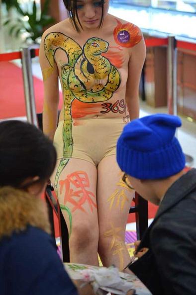 �Ͼ����w���L��Ů�㱼���S����Ů�ز��L����չʾ���r�㱼