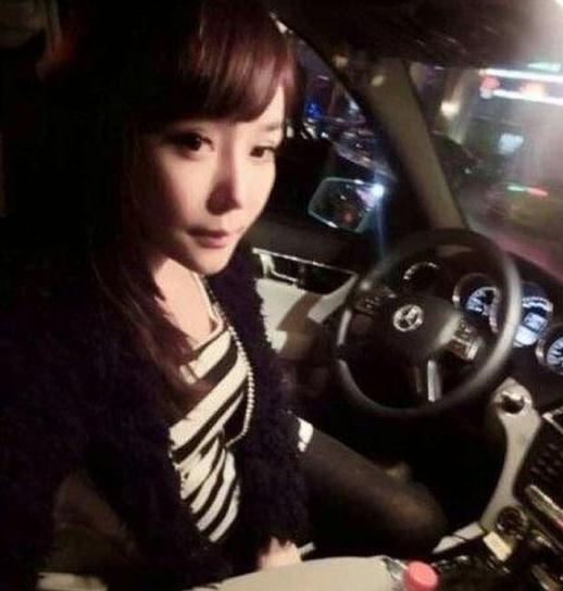 90��2b�Ÿ�Ů�n������˺󲻵�Ǹ߀�Ї��е����£�������΢���l�����Ӹ��N�ە���Ƭ