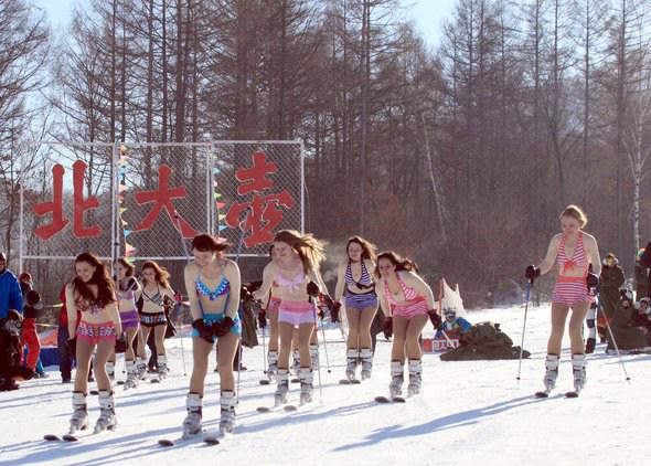 吉林市北大壺滑雪場舉辦“比基尼及盛裝趣味滑雪表演”,比基尼美女模特來自中俄兩國
