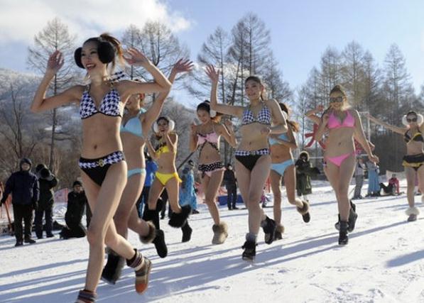 �����б���ػ�ѩ���e�k���Ȼ��ἰʢ�bȤζ��ѩ���ݡ����Ȼ�����Ůģ�؁����ж�ɇ�