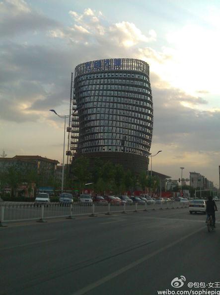 北京大興黃村一建筑物興創(chuàng)大廈像“大腸塔”走紅,建筑界再出奇葩遭網(wǎng)友吐槽