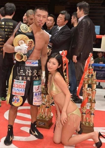 WBA量級決賽新拳王誕生,日本性感舉牌女郎跪式合影