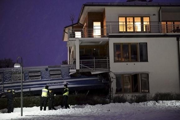 ����坍Ů�����^�a͵�_��܇ײ��һ����Ӵ��