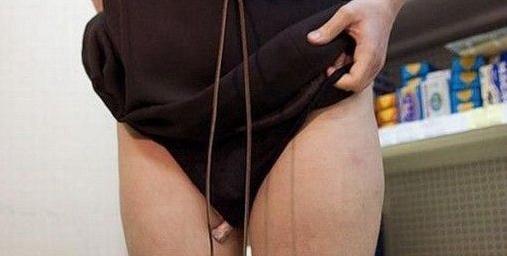 超市雷人一幕:強悍美女偷雞整只塞入陰道全過程