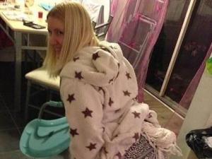 女子醉酒嘗試坐進兒童椅 屁股大被卡住難脫身