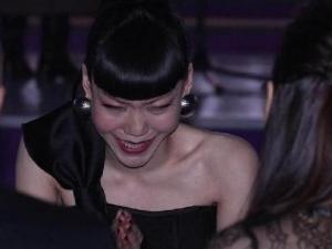 吳莫愁被網友調侃“笑比哭還難看”