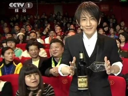 蛇年春晚劉謙魔術揭秘,酒杯是如何穿透紅酒玻璃瓶的?劉謙周圍都是托羅生門找力宏在情理中