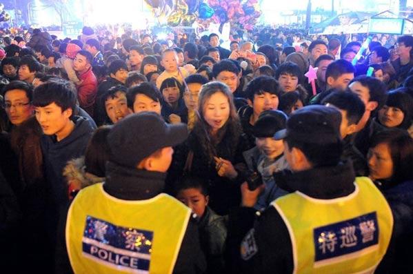 ��������Ԫ�����^���˺��D����չ���F���޺�һƬ�M�D