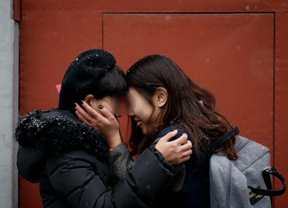 ����һ��(du��)Ůͬ�ԑٽY(ji��)���ӛ��ܑ������ǣ��c�����݆T姴�꿽��^����