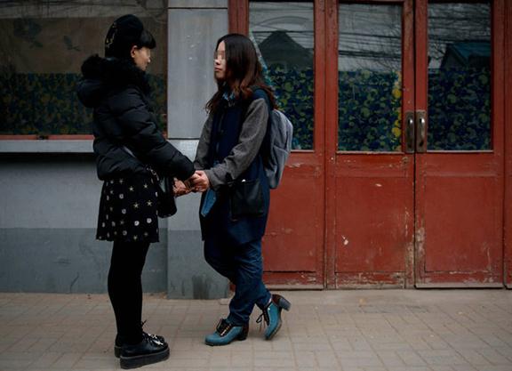 ����һ��(du��)Ůͬ�ԑٽY(ji��)���ӛ��ܑ������ǣ��c�����݆T姴�꿽��^����