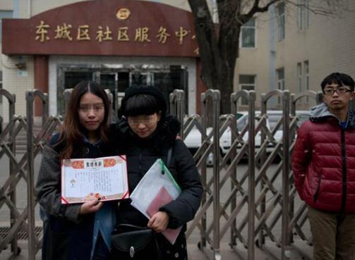 出柜拉拉登記結婚遭拒:百余名同性戀父母致信人大代表呼吁修改婚姻法