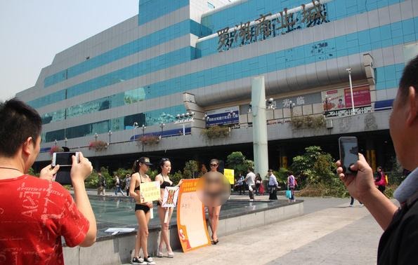 ���ԸбȻ�����Ů�����_���ڰ��e�Ƴ��hĸ��ι�B�냺����ُ���ސۣ�ĸ���˴�ۡ�