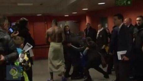 巴神半裸闖更衣室引圍觀,與巴西球員內馬爾馬塞洛等人聊天