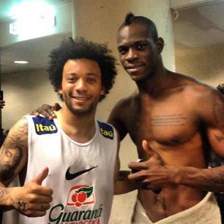 巴神半裸闖更衣室引圍觀,與巴西球員內馬爾馬塞洛等人聊天