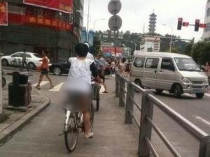 哎!閨女沒穿褲子就騎自行車上街了