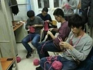男生寢室集體織毛衣 引無數女生“情何以堪”