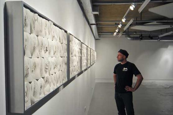 汗!英國男藝術家雕塑女陰長城 5年創作400位女性陰部復刻雕塑