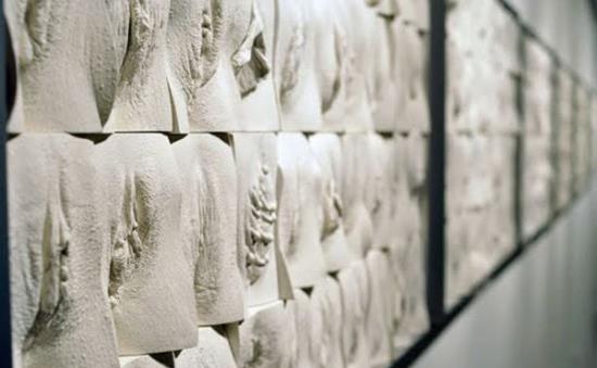 汗!英國男藝術家雕塑女陰長城 5年創作400位女性陰部復刻雕塑